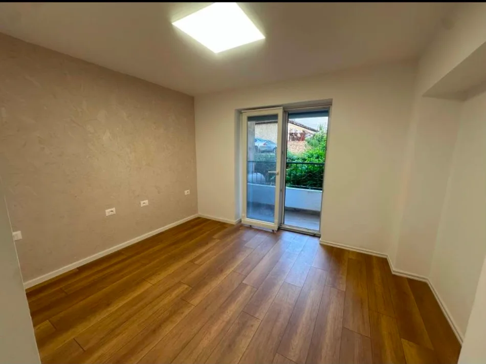 Tirane, jepet me qera ambjent biznesi Kati 2, 78 m² 750 € (Brryl, pranë Maternitetit të Ri)