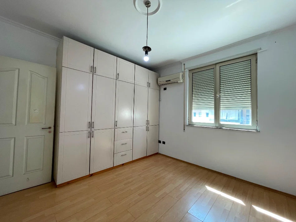 Tirane, jepet me qera apartament 2+1 Kati 3, 98 m² 700 € (Bulevardi Zhan Dark.)