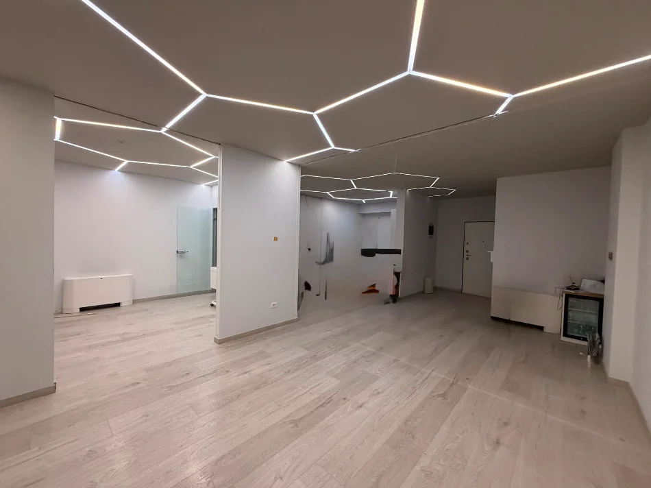 Tirane, jepet me qera zyre Kati 3, 140 m² 2.000 € (Blloku)