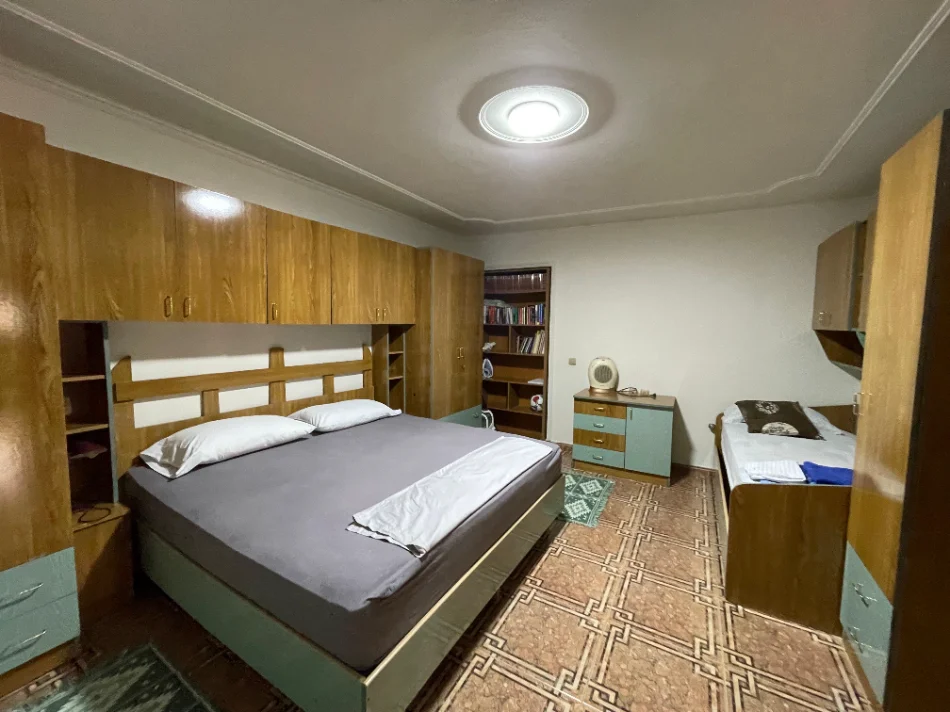 Tirane, jepet me qera apartament 1+1+Ballkon Kati 4, 550 € (Rruga Kosovareve)
