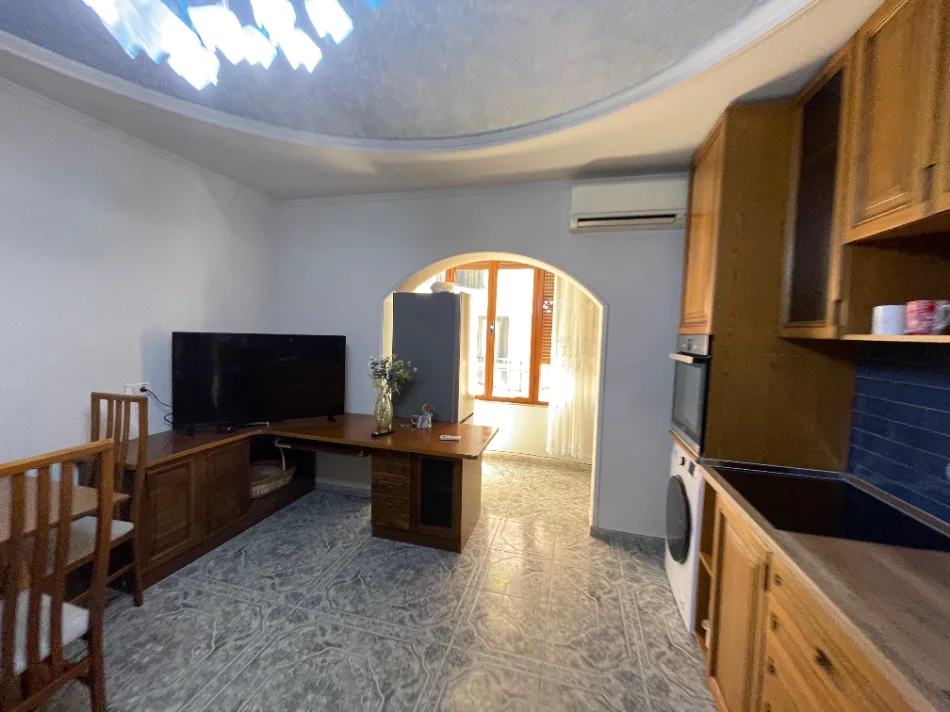 Tirane, jepet me qera apartament 1+1 Kati 4, 550 € (Rruga Kosovareve)