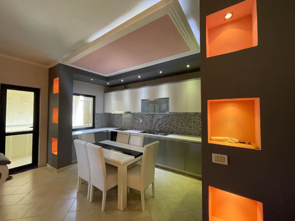Tirane, jepet me qera apartament 2+1 Kati 2, 350 € (Shkoze)