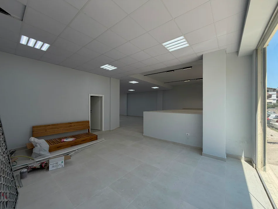 Tirane, jepet me qera ambjent biznesi Kati 0, 198 m² 1.000 € (Astiri)