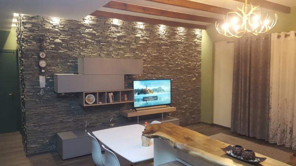 Tirane, jepet me qera apartament 2+1+Ballkon Kati 3, 90 m² 650 € (Liqeni i Thate/Rr.Peti)