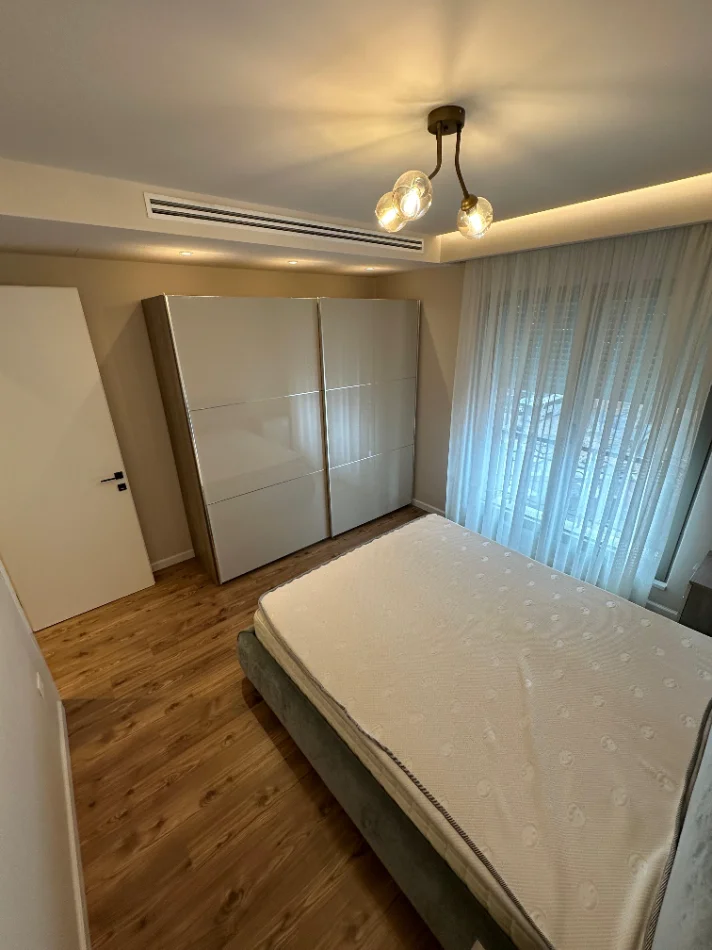 Tirane, jepet me qera apartament 1+1 , 75 m² 750 € (Kompleksi Delijorgji)