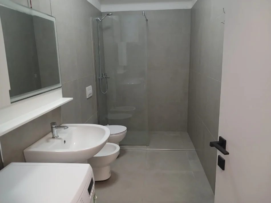 Tirane, jepet me qera apartament 1+1 , 75 m² 700 € (Kodra Diellit 2)