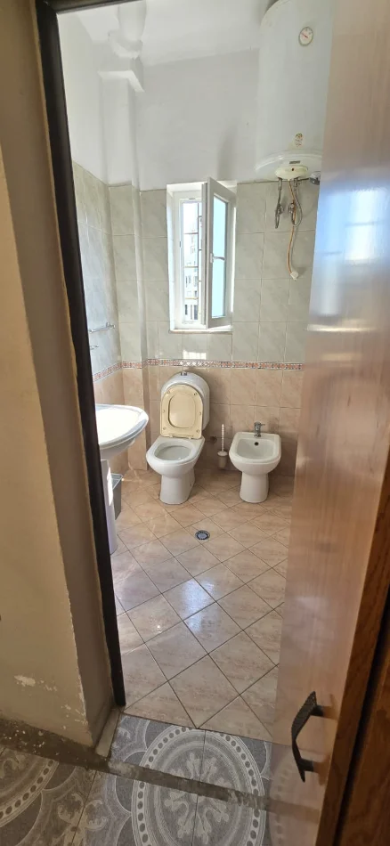 Tirane, shitet apartament 2+1+Ballkon Kati 4, 65 m² 158.000 € (pranë Urës Vasil Shanto, Rruga Muhamet Gjollesha)