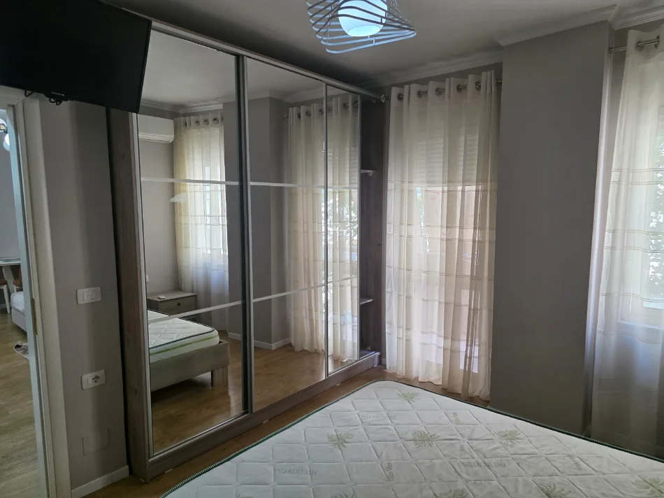 Tirane, jepet me qera apartament 1+1 Kati 3, 61 m² 700 € (Liqeni i Thate)