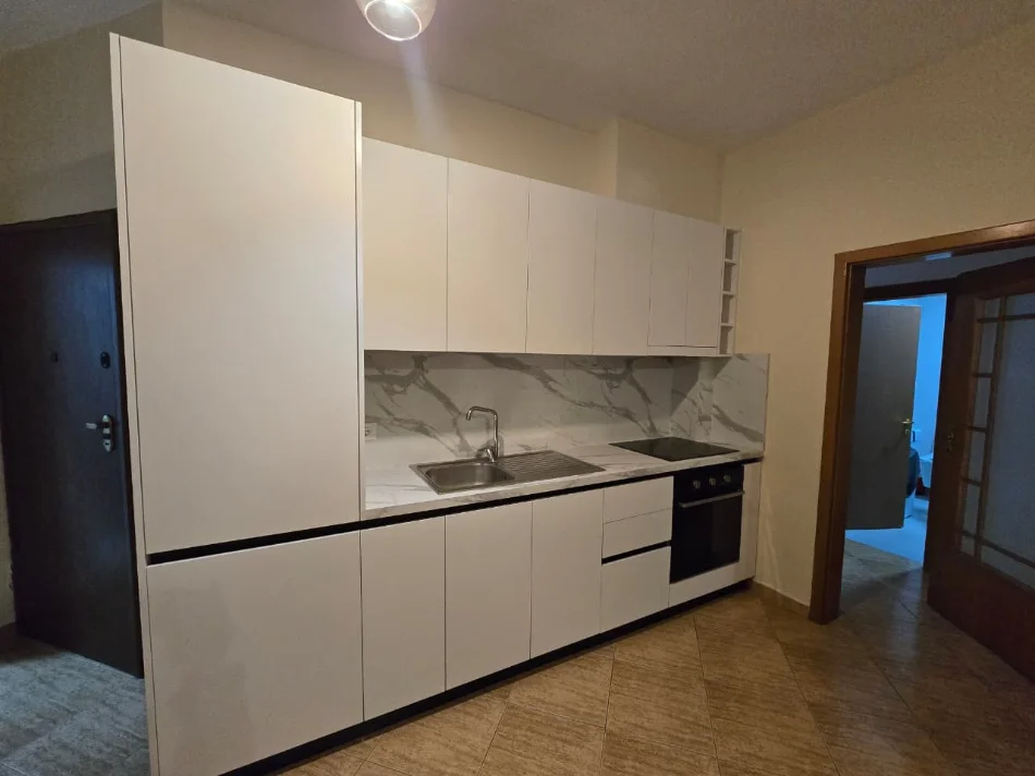 Tirane, jepet me qera apartament 2+1 Kati 5, 105 m² 800 € (Rruga e Kosovareve)