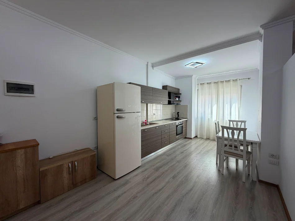 Tirane, jepet me qera apartament 1+1 Kati 4, 70 m² 500 € (Oxhaku)