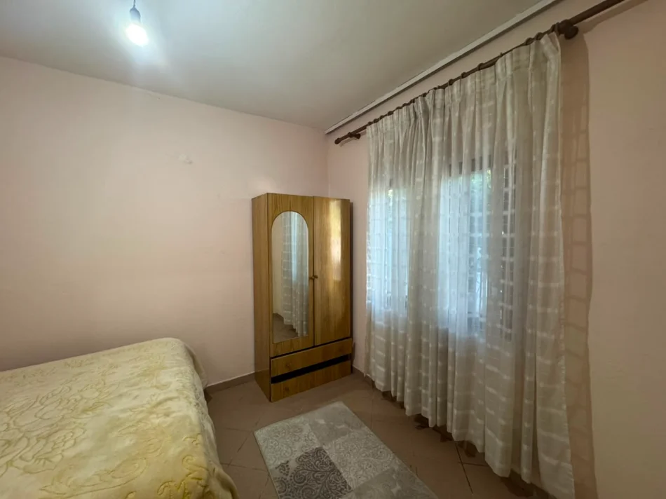 Shqiperi, jepet me qera apartament 2+1+Ballkon Kati 1, 80 m² 300 € (Selitë e vogël)