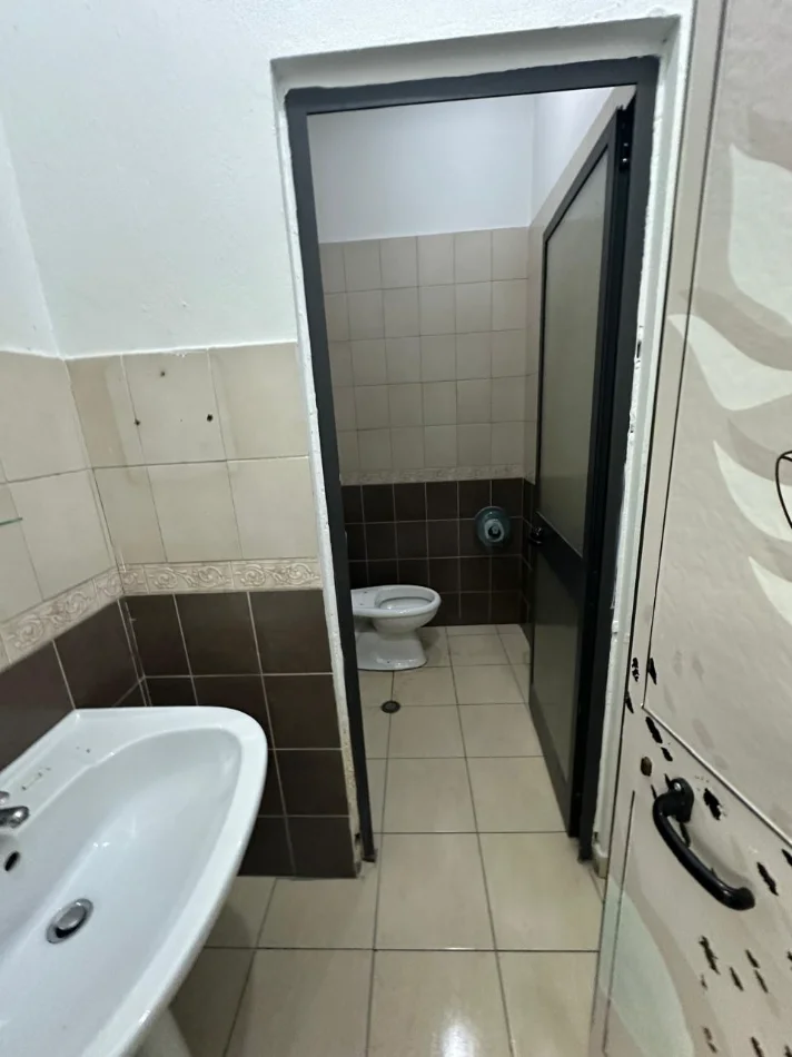 Tirane, jepet me qera ambjent biznesi Kati 1, 220 m² 2.000 € (Ish Stacioni i Treni/)