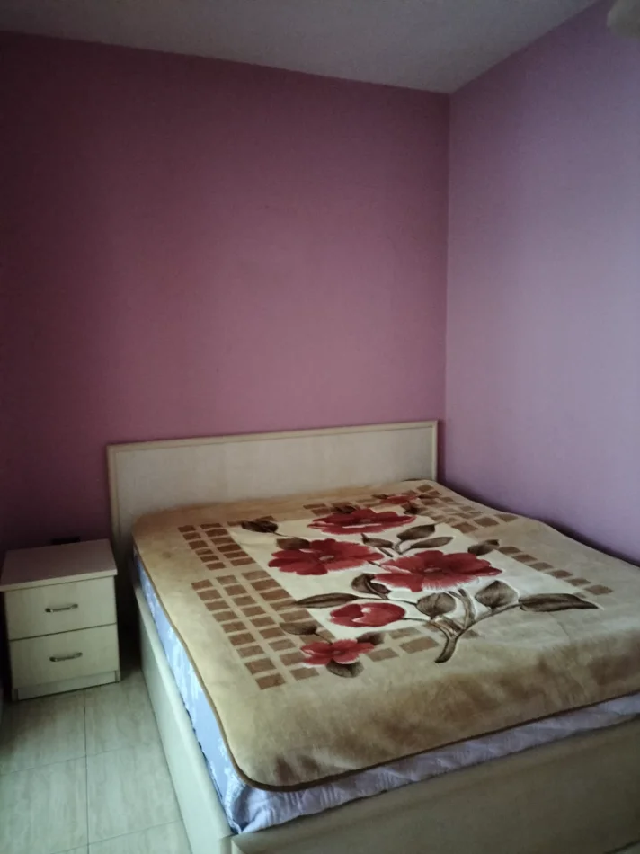 Tirane, jepet me qera apartament 2+1+Ballkon Kati 4, 85 m² 600 € (Shkolla e Kuqe/)
