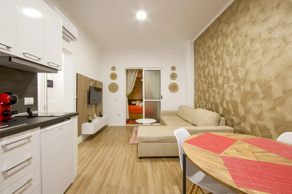 Tirane, jepet me qera apartament 1+1+Ballkon , 650 € (Sheshi Willson)