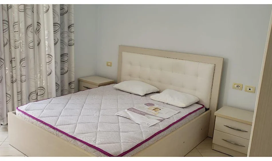 Tirane, jepet me qera 1+1 Kati 3, 65 m² 450 € 