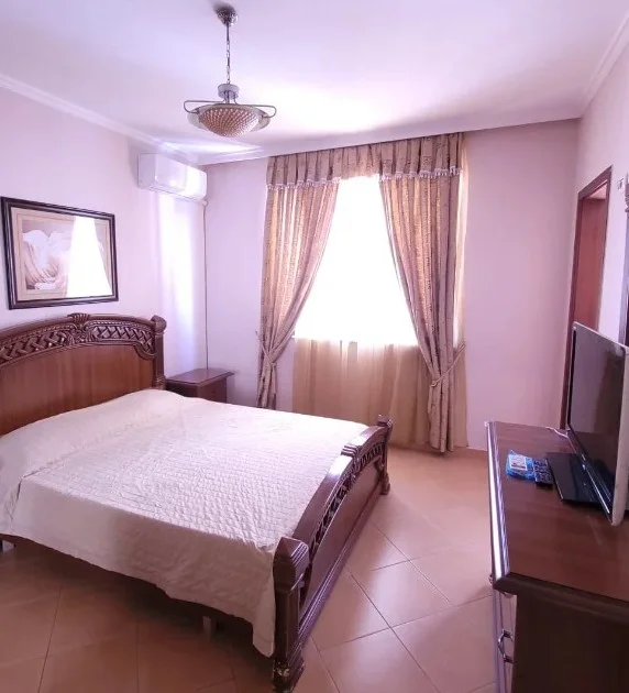 Tirane, jepet me qera apartament 2+1 , 125 m² 700 € 