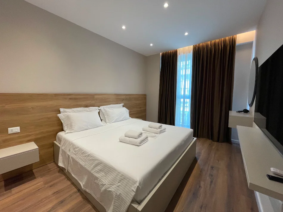 Tirane, jepet me qera apartament 1+1 Kati 1, 70 m² 800 € (Komuna e Parisit)