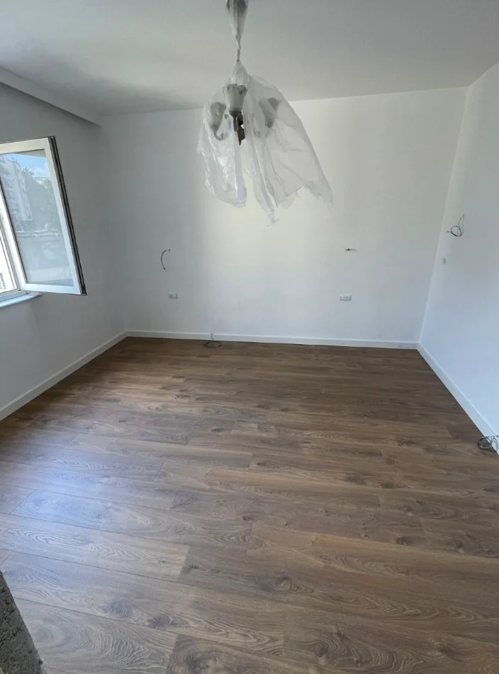 Tirane, jepet me qera zyre , 67 m² 1.000 € 