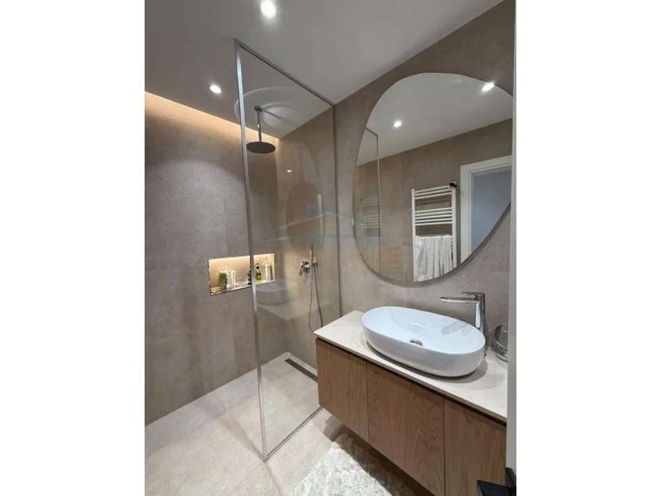 Tirane, shitet apartament 3+1+Ballkon Kati 2, 165 m² 355.000 € (Kopshti Botanik)