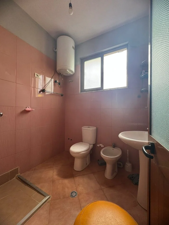 Tirane, jepet me qera apartament 2+1+Ballkon Kati 2, 100 m² 500 € (Rruga 5 Maji)