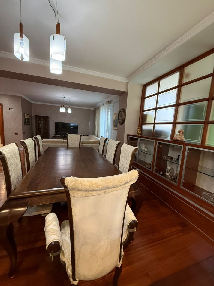 Tirane, jepet me qera apartament 3+1+Ballkon Kati 4, 140 m² 2.000 € (Blloku)