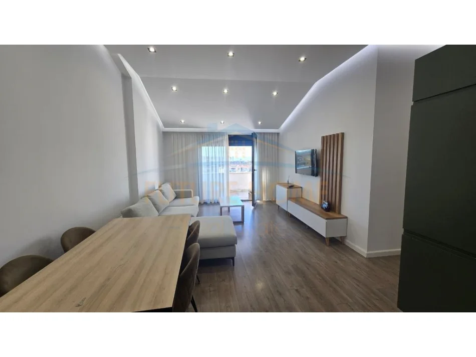 Tirane, jepet me qera apartament 2+1+Ballkon Kati 7, 120 m² 500 € (Fresku)