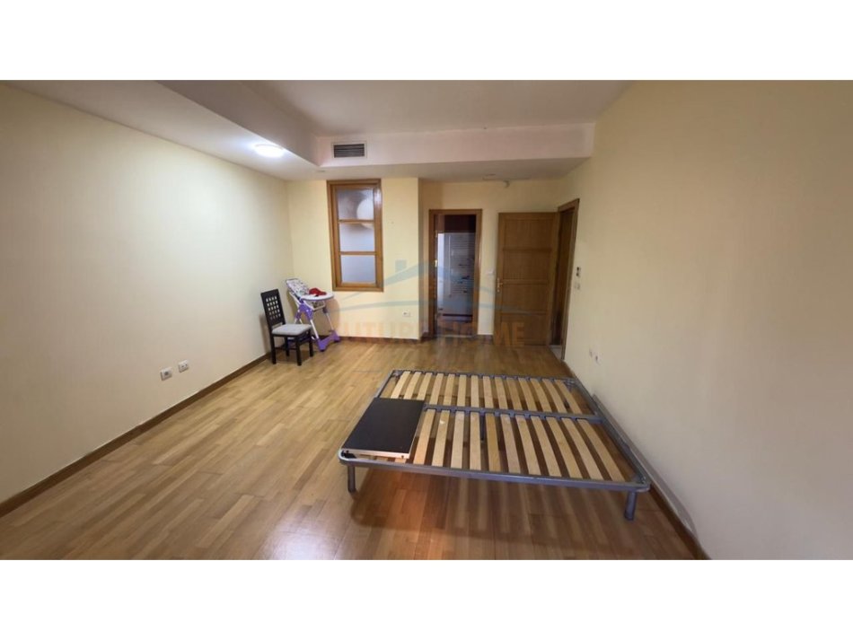 Tirane, jepet me qera apartament 3+1 Kati 3, 154 m² 1.200 € 