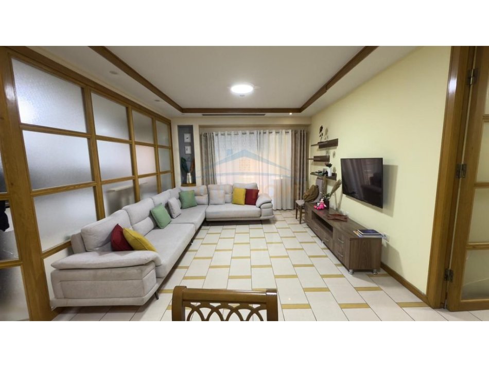 Tirane, jepet me qera apartament 3+1 Kati 3, 154 m² 1.200 € 