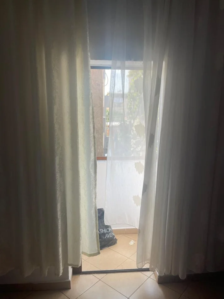 Tirane, jepet me qera apartament 1+1+Ballkon Kati 2, 400 € (Allias)