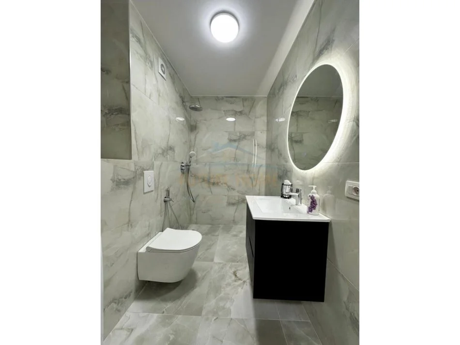 Tirane, jepet me qera apartament 1+1+Ballkon Kati 9, 70 m² 1.000 € (Rruga e Kosovareve)