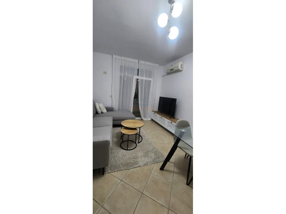 Tirane, jepet me qera apartament 1+1+Ballkon Kati 4, 62 m² 650 € 