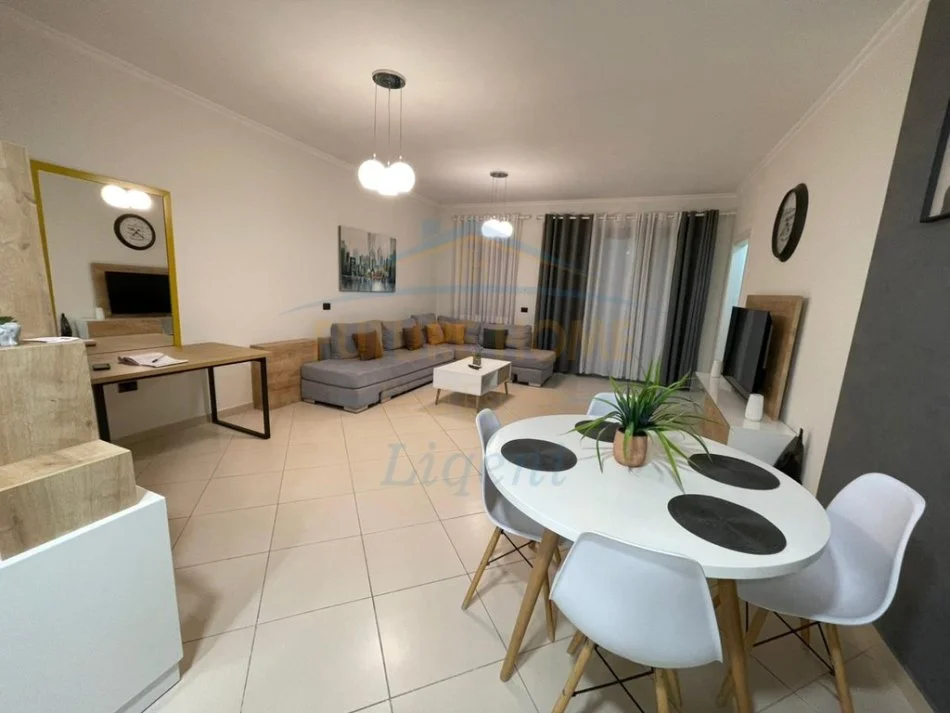 Tirane, jepet me qera apartament 1+1+Ballkon +Post Parkimi Kati 3, 89 m² 1.100 € (Rruga Kosovarve)