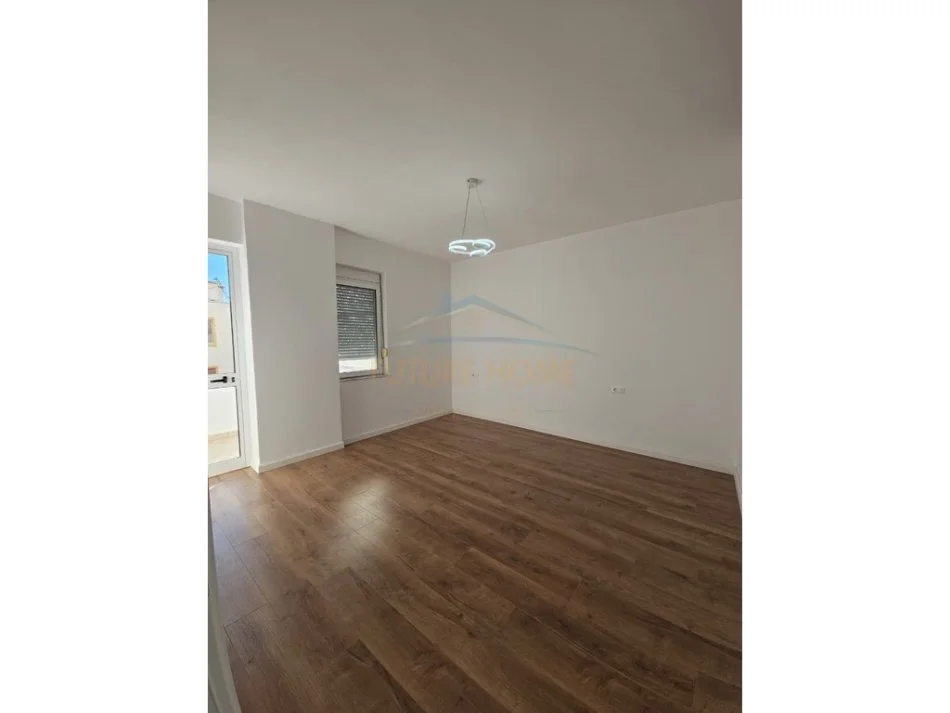 Durres, shitet apartament 2+1+Ballkon Kati 2, 115.000 € (Prane Spitalit Rajonal)