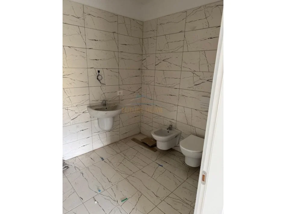 Tirane, jepet me qera apartament 2+1+Aneks+Ballkon Kati 4, 94 m² 600 € (JORDAN MISJA)