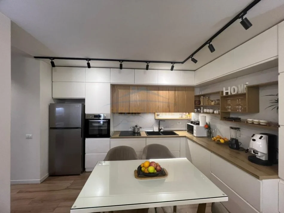 Shitet, Apartament 2+1+2, Quartum Residence, Rruga Jordan Misja, Tiranë. 250,000 €