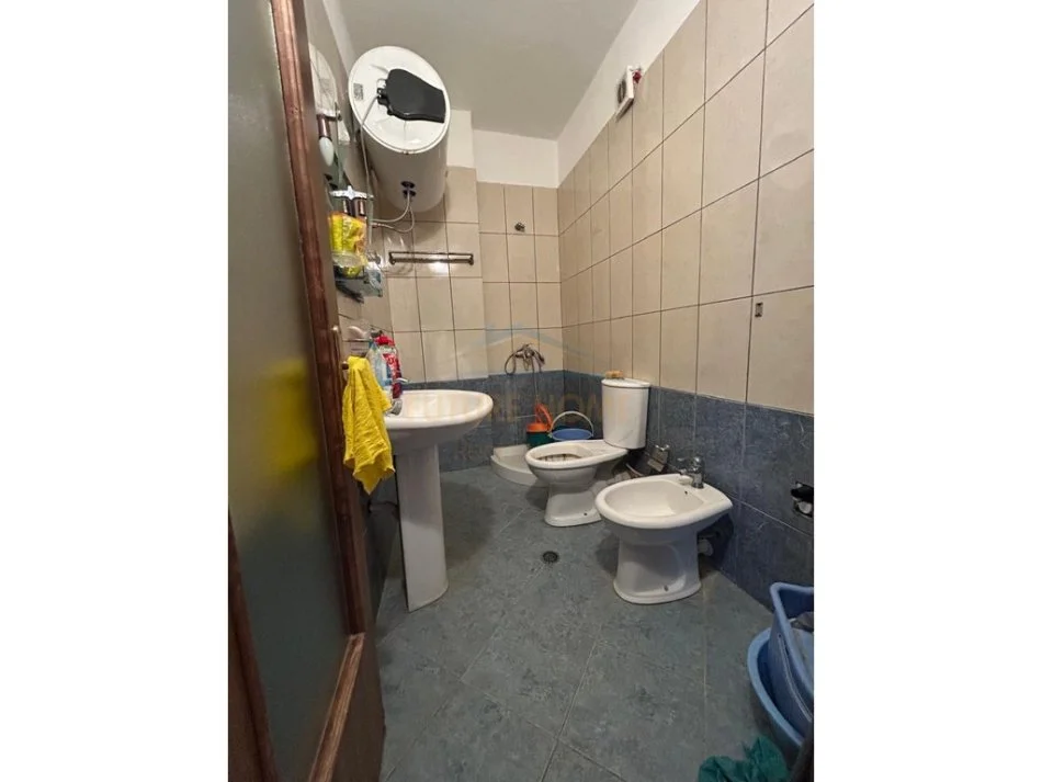 Tirane, shitet apartament 2+1+Ballkon Kati 5, 74 m² 68.000 € (Shkembi i Kavajes)