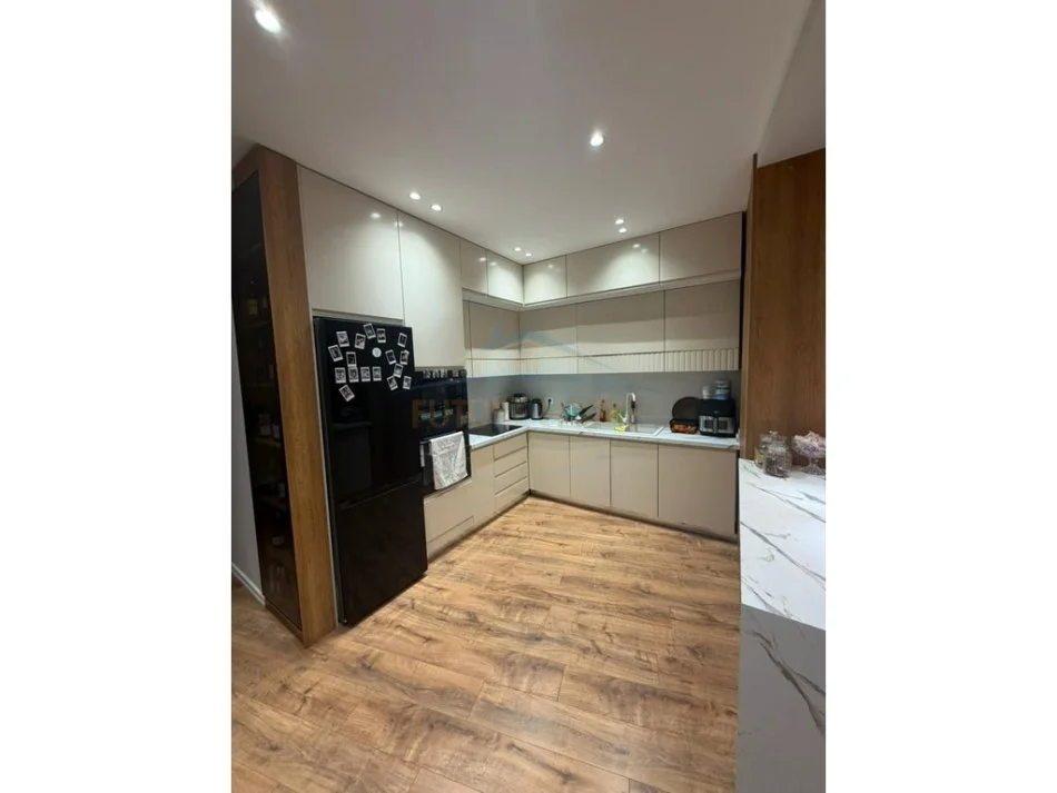 Tirane, shitet apartament 3+1 Kati 2, 149 m² 390.000 €