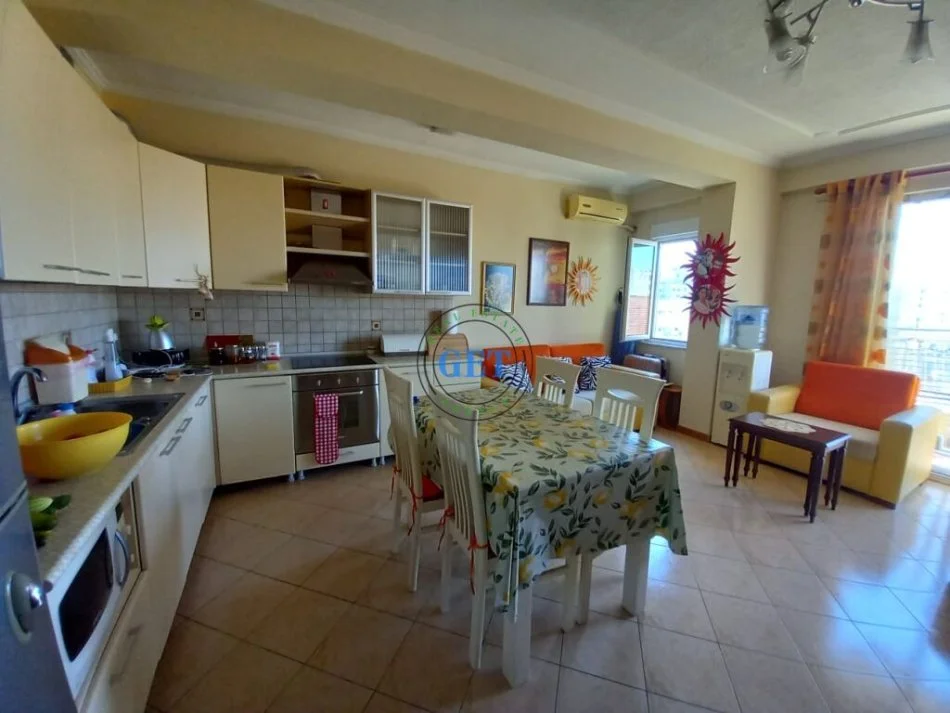 Durres, jepet me qera apartament 1+1+Ballkon Kati 6, 63 m² 400 € (Pallati Sportit)