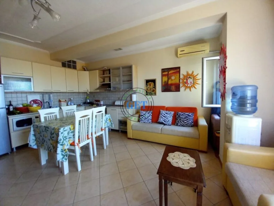 Durres, jepet me qera apartament 1+1+Ballkon Kati 6, 63 m² 400 € (Pallati Sportit)