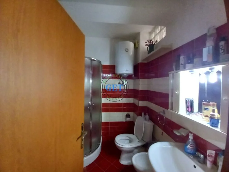 Durres, jepet me qera apartament 1+1+Ballkon Kati 6, 63 m² 400 € (Pallati Sportit)