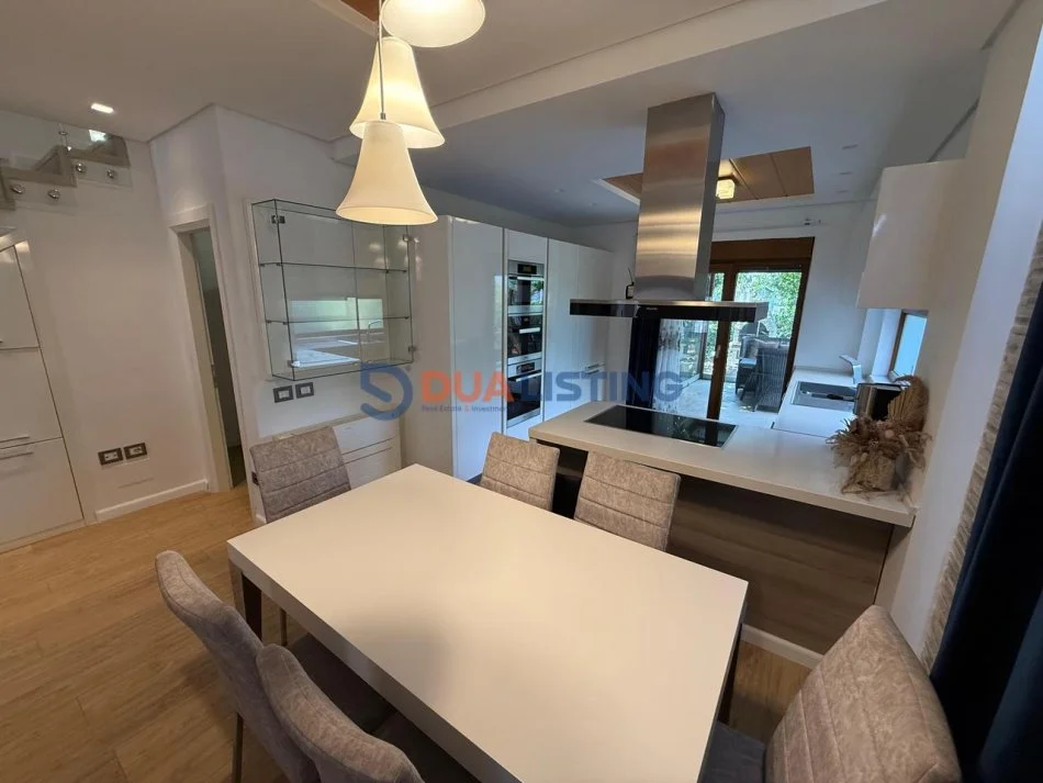 Tirane, jepet me qera Vile 3+1 , 350 m² 2.500 € 