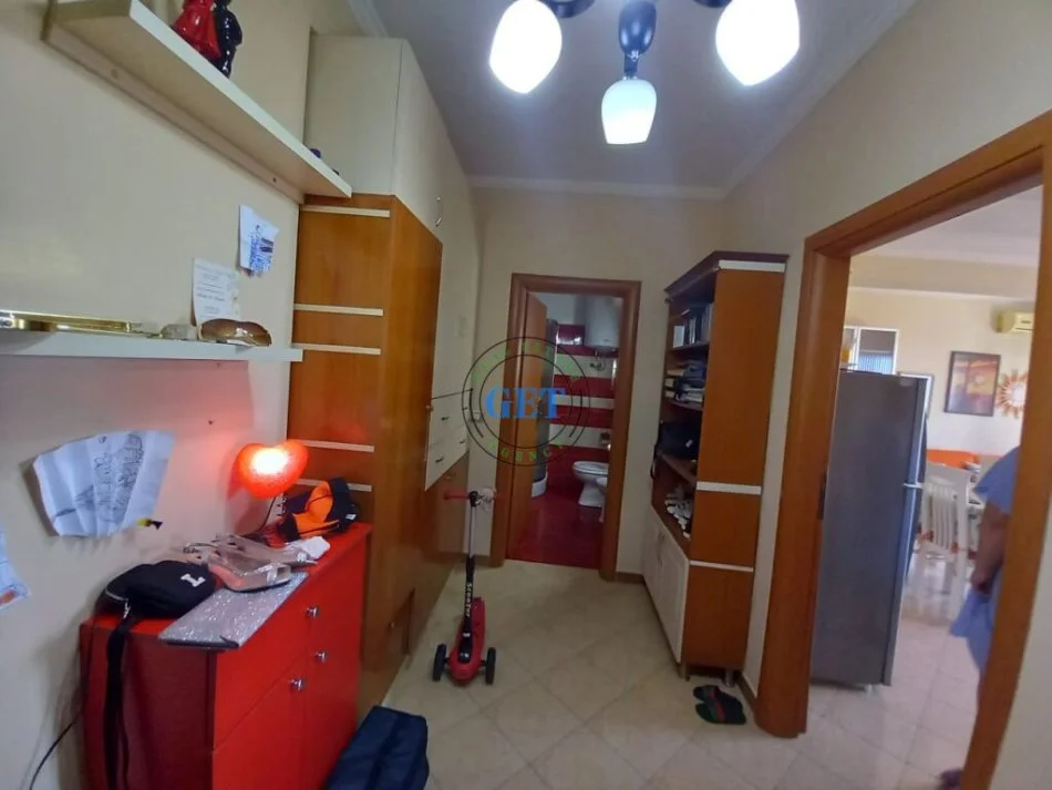 Durres, jepet me qera apartament 1+1+Ballkon Kati 6, 63 m² 400 € (Pallati Sportit)