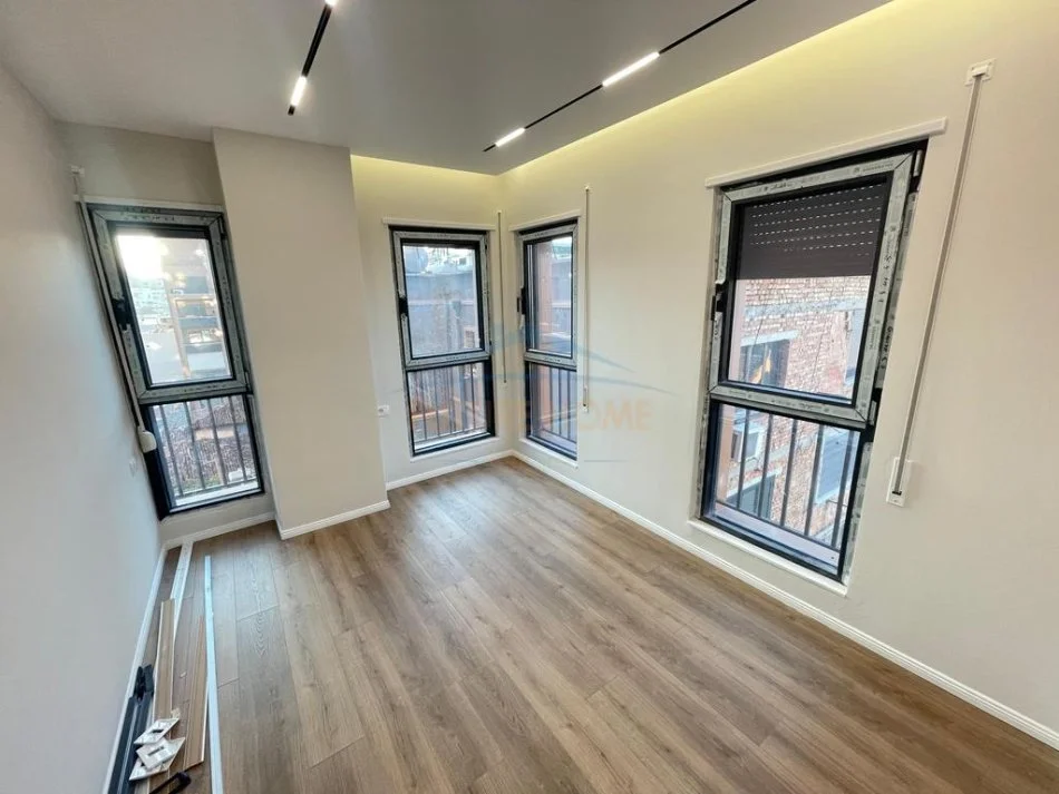 Tirane, shitet apartament 2+1 Kati 3, 85 m² 215.000 € (PRANE SHKOLLES SE KUQE)