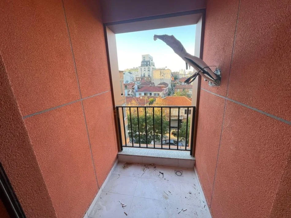 Tirane, shitet apartament 2+1 Kati 3, 85 m² 215.000 € (PRANE SHKOLLES SE KUQE)