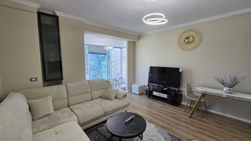 Tirane, jepet me qera apartament 1+1 , 68 m² 800 € (Stacioni i Trenit)