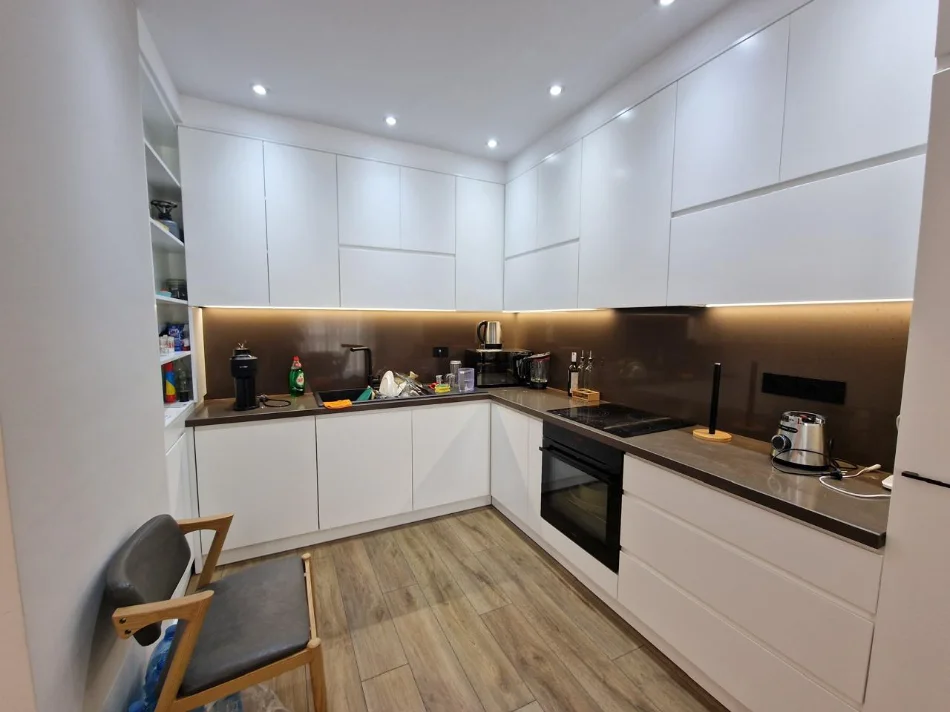 Tirane, jepet me qera apartament 3+1+Ballkon Kati 5, 135 m² 1.100 € (fusha aviacionit)