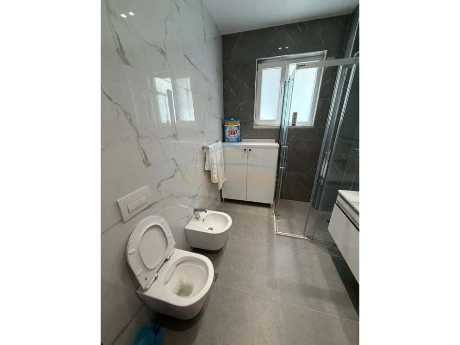 Mali Robit, shitet apartament 2+1+Ballkon Kati 2, 92 m²