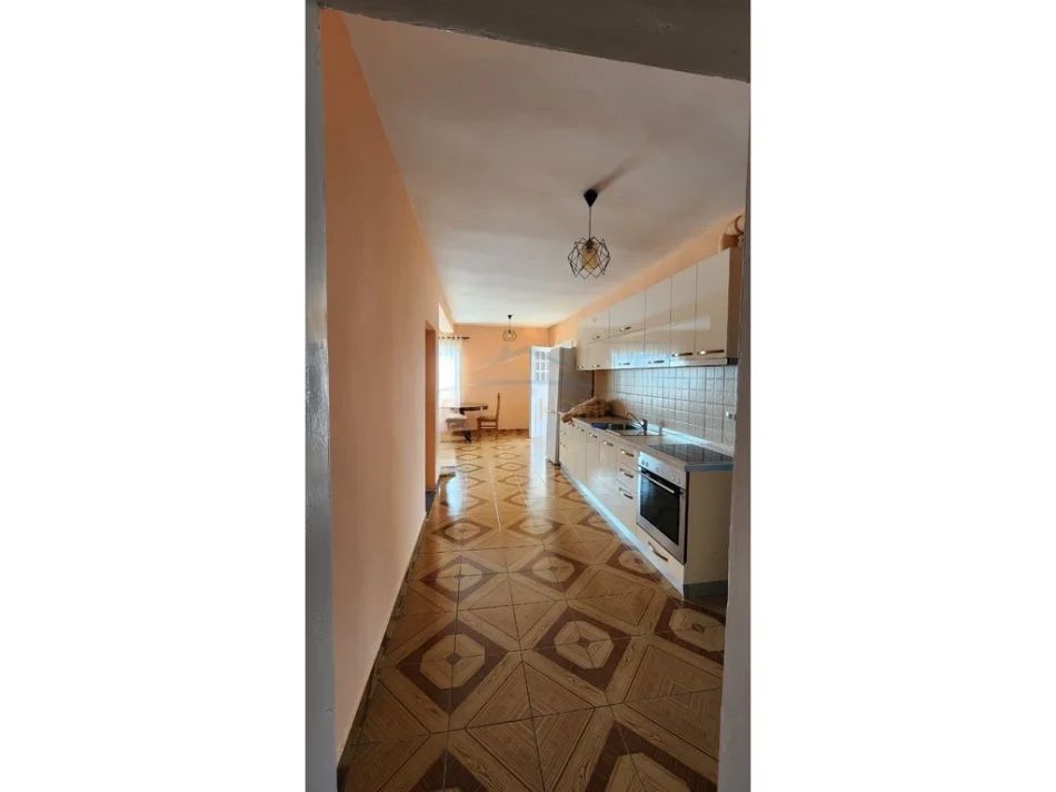 Tirane, jepet me qera apartament 2+1 Kati 2, 132 m² 450 € (Babrru, Tirane)