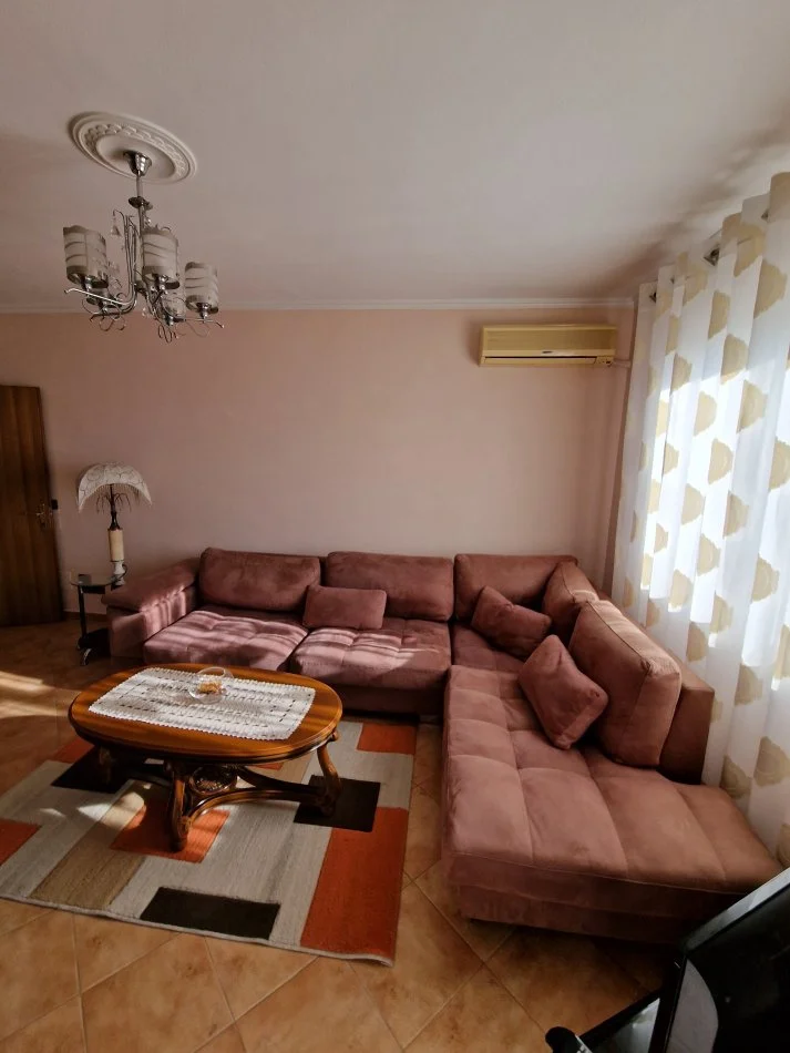 Durres, jepet me qera apartament 2+1+Ballkon Kati 7, 88 m² 400 € (UKD, Durres)