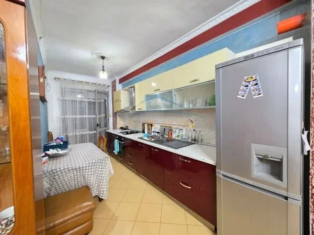Tirane, jepet me qera apartament 2+1+Ballkon Kati 8, 400 € (rruga besim alla)